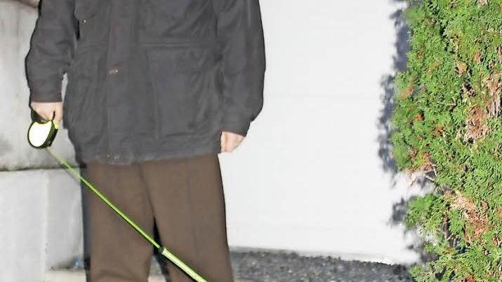 Eine gewiefter Vierbeiner: Der Yorkshire-Terrier "Gizmo" spürte beim nächtlichen Spaziergang mit "Herrchen" Jens Fichtner in dieser dunklen Ecke am Mandrops-Geschäft nahe dem FTE-Parkplatz in Ebern eine hilflos herumliegende Frau auf, die in dieser Frostnacht kaum Überlebens-Chancen gehabt hätte.  Foto: Ralf Kestel