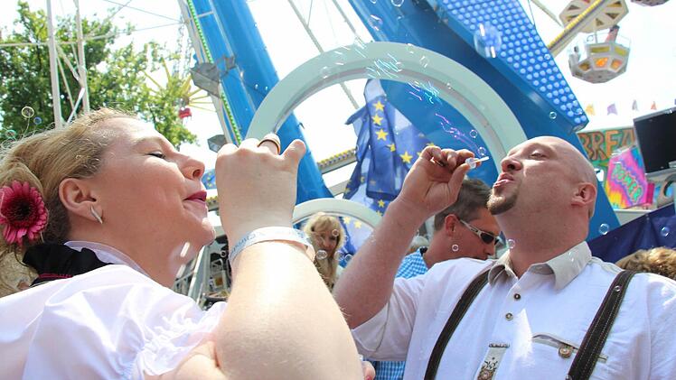 Hochzeit auf der Bergkerwa: Christian Stenz und Daniela Doppel aus Erlangen heirateten auf der Bergkirchweih 2015 Foto: Christian Bauriedel