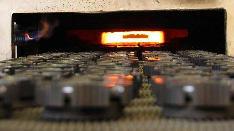 Die gepressten Stahlteile werden im elektrisch betriebenen Sinterofen bei 1120 Grad gebacken.
