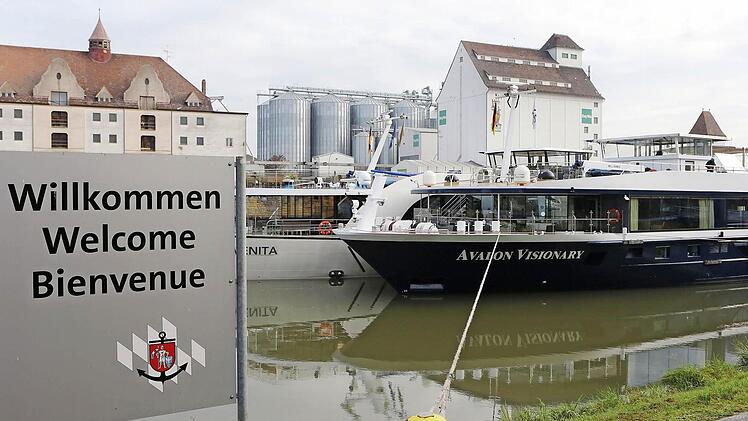 Bis zu drei Kabinenschiffe lagen in Stoßzeiten nebeneinander an der Anlegestelle. FT-Archivbild: Matthias Hoch