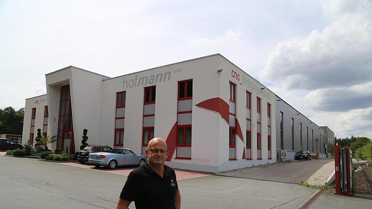 Roland Hofmann vor der Firma Foto: Franz Galster