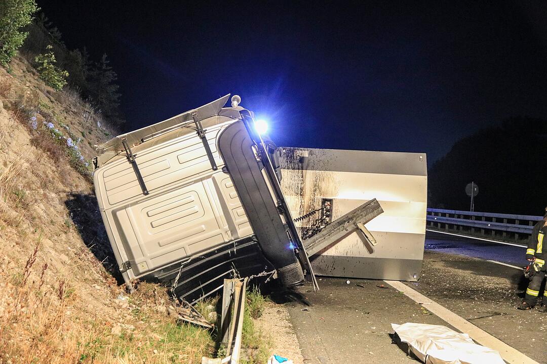Gegen Felswand gekracht und aus Fahrzeug geschleudert