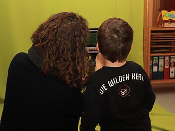 Medien-Coach Katharina Nierhoff unterstützt die Kinder bei den ersten Versuchen mit einem Tablet. Foto: Katrin Geyer