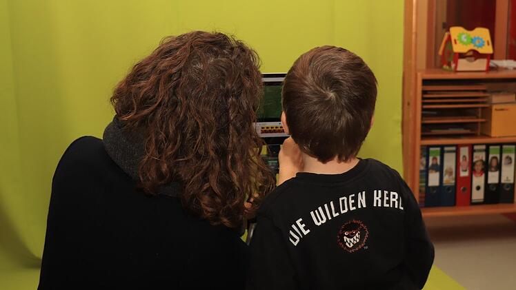 Medien-Coach Katharina Nierhoff unterstützt die Kinder bei den ersten Versuchen mit einem Tablet. Foto: Katrin Geyer