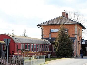 Der Steppacher Bahnhof mit dem alten Speisewagen aus der ehemaligen DDR. Der soll nur für besondere Events geöffnet werden. Das eigentliche Lokal befindet sich im Bahnhofsgebäude.  Fotos: Andreas Dorsch