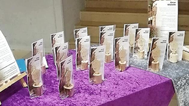 Lauter Unikate aus Holz: Karin Schmitt erschuf die kleinen Holzmartern, die gegen eine Spende ab zehn Euro mitgenommen werden dürfen.