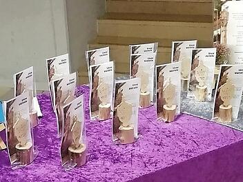 Lauter Unikate aus Holz: Karin Schmitt erschuf die kleinen Holzmartern, die gegen eine Spende ab zehn Euro mitgenommen werden dürfen.