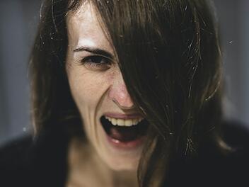 Aggressive Kundin schließt sich fremder Hochzeitsgesellschaft an Aggressive Kundin schließt sich fremder Hochzeitsgesellschaft an