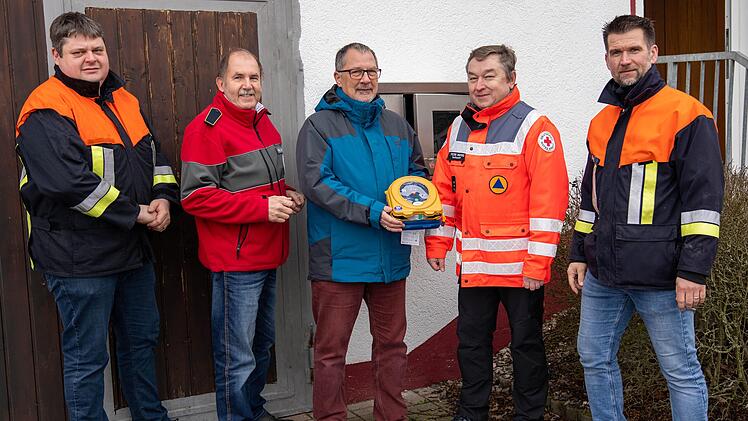 Nenntmansreuth: Defibrillator in Betrieb genommen - Diesen Vorteil hat das Bayreuther Modell
