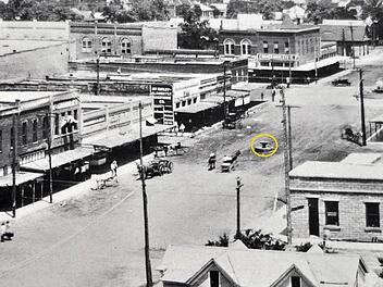 In der Bad Königshofener Partnerstadt Arlington in Texas war die Heilquelle (gelb umkringelt) um 1900 der Mittelpunkt der Stadt - und der Hauptstraße. Irgendwann wurde sie zum Verkehrshindernis. Repro-Fotos: Friedrich