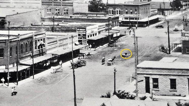 In der Bad Königshofener Partnerstadt Arlington in Texas war die Heilquelle (gelb umkringelt) um 1900 der Mittelpunkt der Stadt - und der Hauptstraße. Irgendwann wurde sie zum Verkehrshindernis. Repro-Fotos: Friedrich