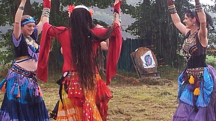 Die Tänzerinnen trotzen auch dem Regen.