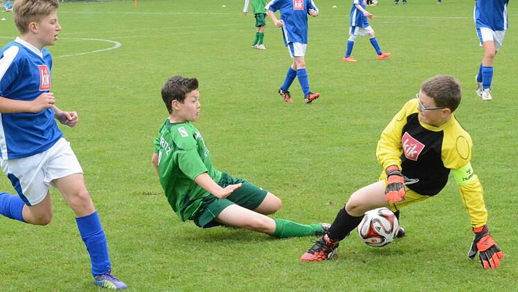Verhinderte Schlimmeres: Keeper Luis Sixt, hier bei einer Rettungsaktion gegen Jan Krettek (grünes Trikot), gehörte bei der 0:4-Niederlage im Spiel beim SV Garitz zu den besten Akteuren im Team der SG Sulzthal. Foto: ssp