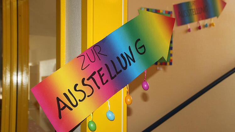 Zur Ausstellung im Kindergarten geht's hoch unters Dach. Foto: Ulrike Müller