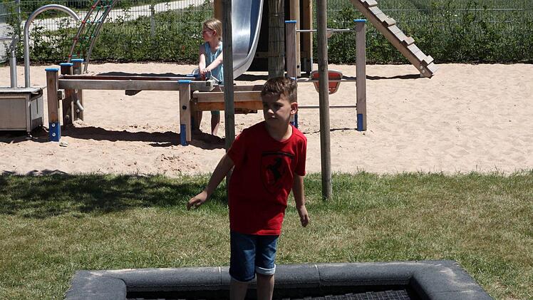 Die Kinder eroberten den Spielplatz in Windeseile. Foto: Richard Sänger