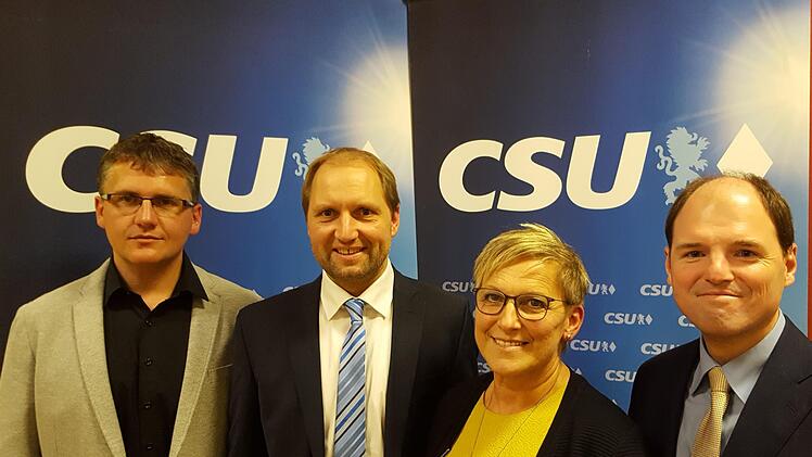 Das Bild zeigt von links G&uuml;nther Edl, Ulrich Sch&uuml;rr (beideBezirkstagskandidaten), stellvertretende  Landr&auml;tin Rosi Kraus und  MdL Michael Hofmann (beide Landtagskandidaten) Foto: privat