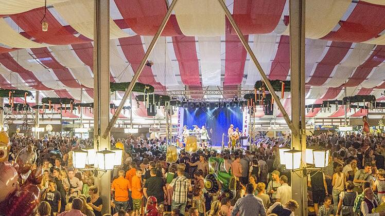Der alte Feststadel hat ausgedient - der neue wird ab 28. Juli auf dem Zentralparkplatz stehen.Archiv/Kulmbacher Brauerei