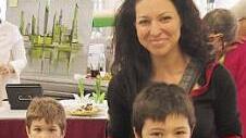 Die Kinder Matt, Luke und Jan und ihre Mutter Martina suchten sich mit Begeisterung ihre Lieblingsfilzhasen aus. Foto: Maria Löffler
