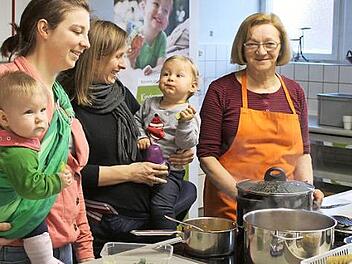 Teilnehmerinnen des Kochkurses konnten, mit tatkräftiger Unterstützung von Ernährungsfachfrau Edith Wagner (rechts), das Erlernte gleich in die Praxis umsetzen.  Foto: AELF