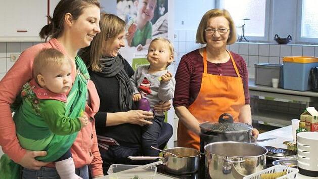 Teilnehmerinnen des Kochkurses konnten, mit tatkräftiger Unterstützung von Ernährungsfachfrau Edith Wagner (rechts), das Erlernte gleich in die Praxis umsetzen.  Foto: AELF