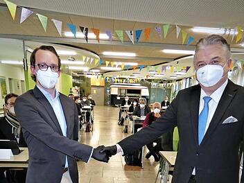 Landrat Klaus Peter Söllner (rechts) hat Tim Prießmann (AfD) als neuen Kreisrat vereidigt.