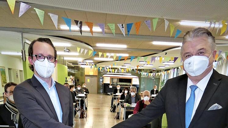 Landrat Klaus Peter Söllner (rechts) hat Tim Prießmann (AfD) als neuen Kreisrat vereidigt.