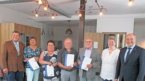 Bei den Ehrungen (v. l.): Vorsitzender Hans Wagner, Karin Uri, Elvira Rossin, Leonhard Badum, Zweiter Vorsitzender Friedrich Bachmayer, Kreisgeschäftsführerin Udja Holschuh und Bürgermeister Johannes Krapp