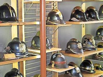 Zu den Ausstellungsstücken im Mechenrieder Museum gehört eine stattliche Sammlung von alten Feuerwehrhelmen.