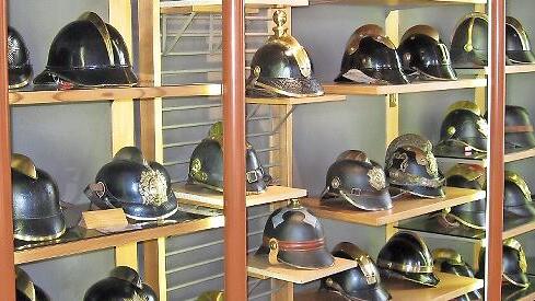 Zu den Ausstellungsstücken im Mechenrieder Museum gehört eine stattliche Sammlung von alten Feuerwehrhelmen.