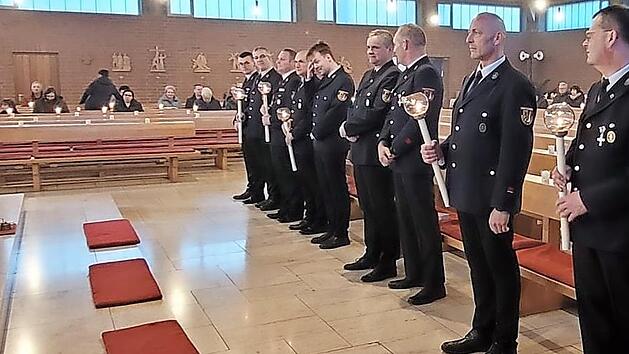 Am sp&auml;ten Abend begleiteten die &auml;lteren Raspler die Auferstehungsfeier als Messdiener.