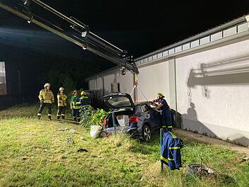 Unfall in Neudrossenfeld: Betrunkener Autofahrer landet in Supermarkt-Wand