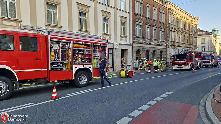 Bamberg: Frau entdeckt Flammen in Wohnung - Feuerwehr rückt mit Atemschutz an