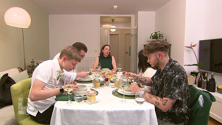 An Tag 2 trifft sich die Berliner "Dinner"-Runde bei Daniela (53) in Lichterfelde.