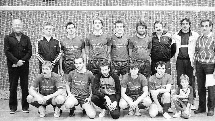 Das Qualifikationsturnier zur Kreismeisterschaft in M&uuml;nnerstadt gewinnt der Post-SV Bad Kissingen mit 5:4 gegen den SV Arnshausen. Sieger und Funktion&auml;re zeigt unser Bild: (hinten, von links) Helmut Hippler, Gerd Hartung sowie (hinten, von rechts) Schiedsrichterobmann Heinz G&ouml;tschel und Post-SV-Abteilungsleiter Peter Kaupp.