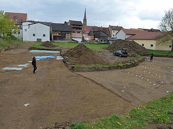 Die Grabungsstelle an der Straße am Schießgraben. Die Reste der Siedlung im rechten Bild-Teil sind mit Markierungen belegt.  Fotos: Ronald Rinklef