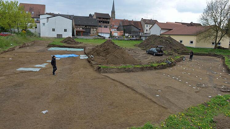 Die Grabungsstelle an der Straße am Schießgraben. Die Reste der Siedlung im rechten Bild-Teil sind mit Markierungen belegt.  Fotos: Ronald Rinklef