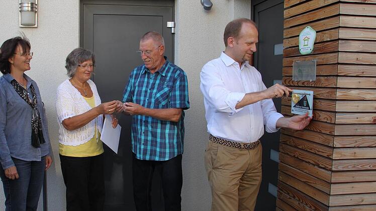 Gisela Raab (links) mit den Hausbewohnern, dem Ehepaar Wittmann (Mitte) und Nils Szymczak. Nicht im Bild dessen Frau Ling Zhong sowie die weitere Eigentümerpartei Löffler/Hahn.