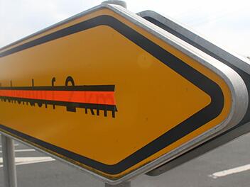 Wer direkt von Teuschnitz nach Förtschendorf fahren will, muss sich noch gedulden. Die Bauarbeiten an der Staatsstraße 2198 liegen aber im Zeitplan. Foto: Marco Meißner