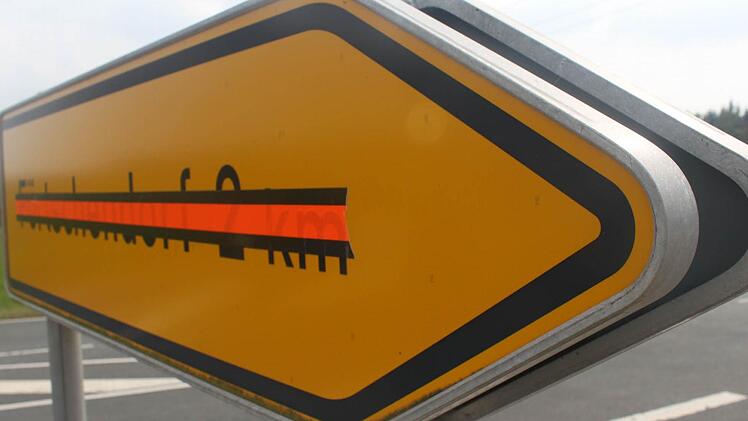 Wer direkt von Teuschnitz nach Förtschendorf fahren will, muss sich noch gedulden. Die Bauarbeiten an der Staatsstraße 2198 liegen aber im Zeitplan. Foto: Marco Meißner