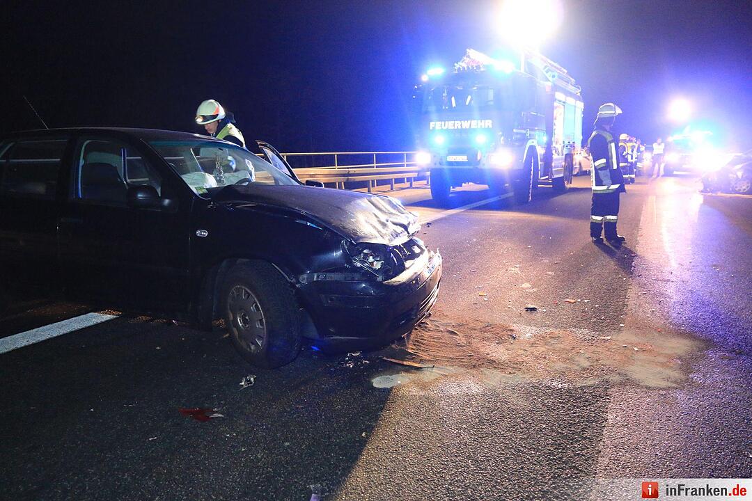 Autos kollidieren auf der A70 bei Hallstadt