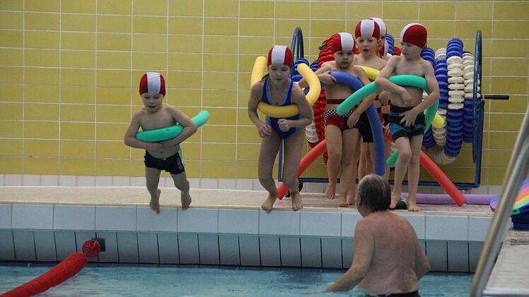 Schwimmkurs im Hallenbad Foto: Benedikt Borst