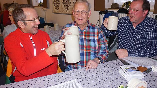 Z&uuml;nftige und s&uuml;ffige Wanderjahrer&ouml;ffnung der Saale-Sinn-Region des Rh&ouml;nklubs auf dem Kreuzberg. Aufgrund des schlechten Wetters musste die Veranstaltung kurzerhand vom Gipfelplateau in den Antoniussaal verlegt werden. Das Bild zeigt den Regionalvorsitzenden Thomas Hammelmann (rechts) mit seinen beiden Stellvertretern Dieter B&uuml;ttner (von links) und Konrad Tripp.  Foto: Marion Eckert