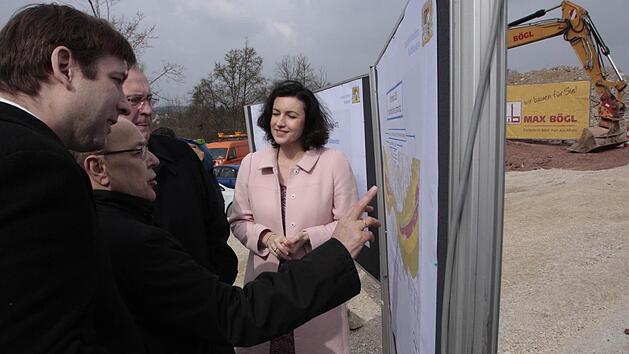 Landrat Hermann Ulm (CSU) und OB Franz Stumpf erl&auml;utern Joachim Herrmann und Dorothee B&auml;r (v.&nbsp;l.) die Planung. Foto: Josef Hofbauer