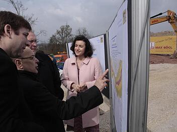 Landrat Hermann Ulm (CSU) und OB Franz Stumpf erläutern Joachim Herrmann und Dorothee Bär (v. l.) die Planung. Foto: Josef Hofbauer