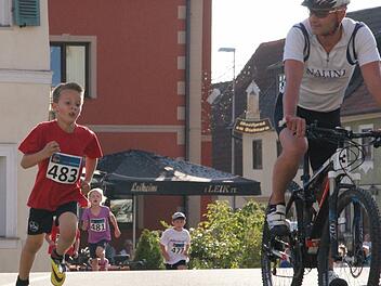 Da staunte selbst der begleitende Radler: Paul Wedler vom SV Schottenstein gewann im vergangenen Jahr nach b&auml;renstarken 500 Metern den Bambinilauf. Foto: Mario Deller