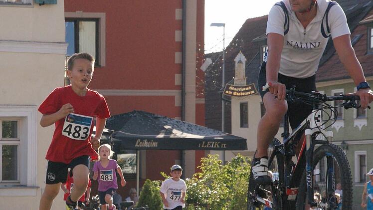 Da staunte selbst der begleitende Radler: Paul Wedler vom SV Schottenstein gewann im vergangenen Jahr nach b&auml;renstarken 500 Metern den Bambinilauf. Foto: Mario Deller