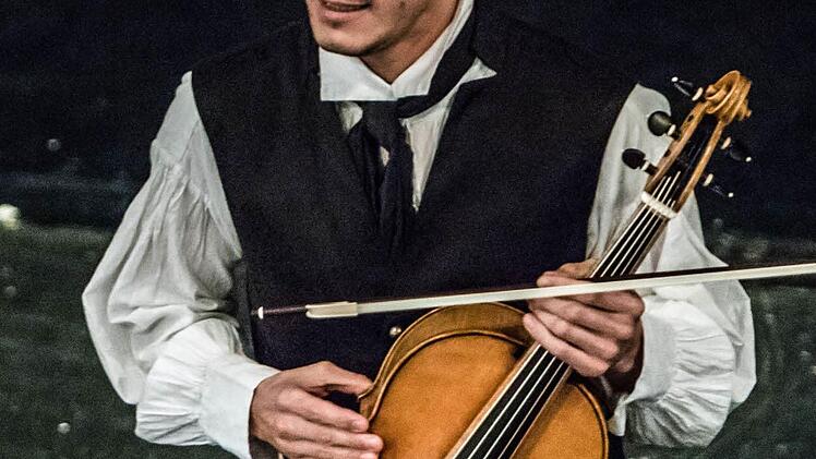 Sergey Malov begeisterte nicht nur als Geigen-Virtuose, sondern beeindruckte auch als Solist auf dem Violoncello della Spalla.Foto: Jochen Berger