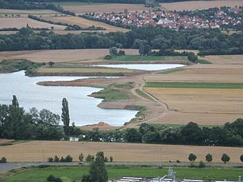 Um das Gelände rechts geht es. Auf dieser Fläche möchte die Sander Firma Dotterweich Sand und Kies abbauen. Links ist das aktuelle Abbaugebiet (Baggersee) zu erkennen. Hier werden Sand und Kies gewonnen. Unten fließt zwischen Bäumen der Main, oben liegt Sand. Foto: Klaus Schmitt/Archiv