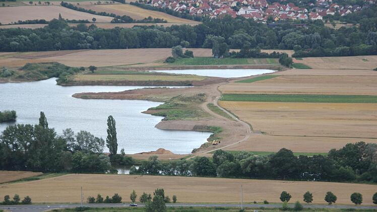 Um das Gelände rechts geht es. Auf dieser Fläche möchte die Sander Firma Dotterweich Sand und Kies abbauen. Links ist das aktuelle Abbaugebiet (Baggersee) zu erkennen. Hier werden Sand und Kies gewonnen. Unten fließt zwischen Bäumen der Main, oben liegt Sand. Foto: Klaus Schmitt/Archiv