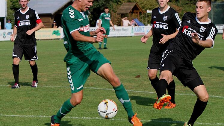Die Sander Abwehr um Dominic Leim (rechts) und Manuel Müller soll nach der Vorstellung von Trainer Uwe Ernst in Amberg unbedingt die Null halten.